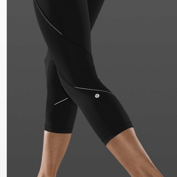 Lululemon Run Off Route Mid Rise Crop 21" Black size 4 running preppy gym - Picture 2 of 8